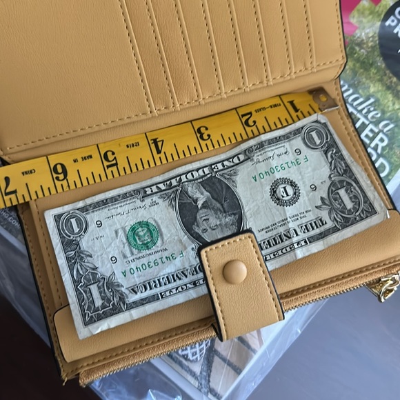 Yellow leather RFID protected large wallet - Picture 8 of 9